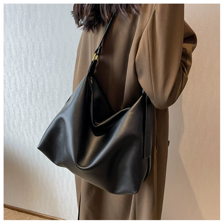 Black Bag Women's Autumn and Winter Fashion New Fashionable Large Capacity Shoulder Crossbody Bag Casual All-match Commuter Tote Bag
