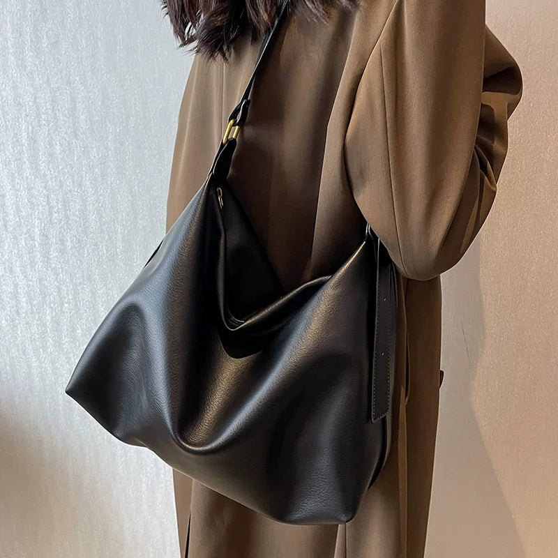 Black Bag Women's Autumn and Winter Fashion New Fashionable Large Capacity Shoulder Crossbody Bag Casual All-match Commuter Tote Bag