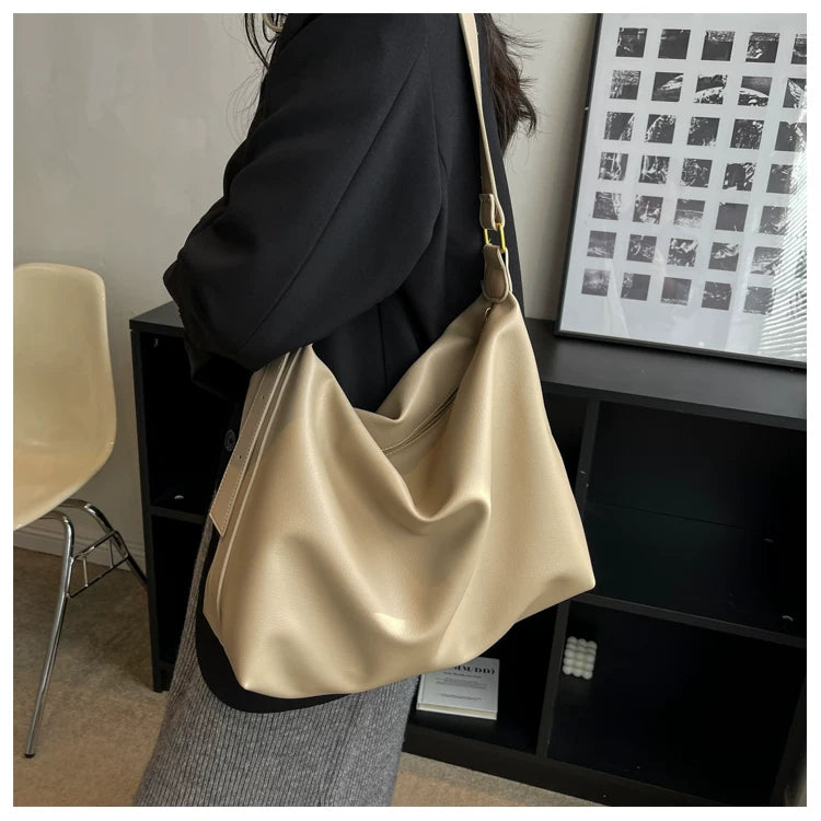 Black Bag Women's Autumn and Winter Fashion New Fashionable Large Capacity Shoulder Crossbody Bag Casual All-match Commuter Tote Bag