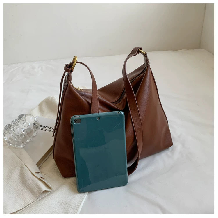 Black Bag Women's Autumn and Winter Fashion New Fashionable Large Capacity Shoulder Crossbody Bag Casual All-match Commuter Tote Bag