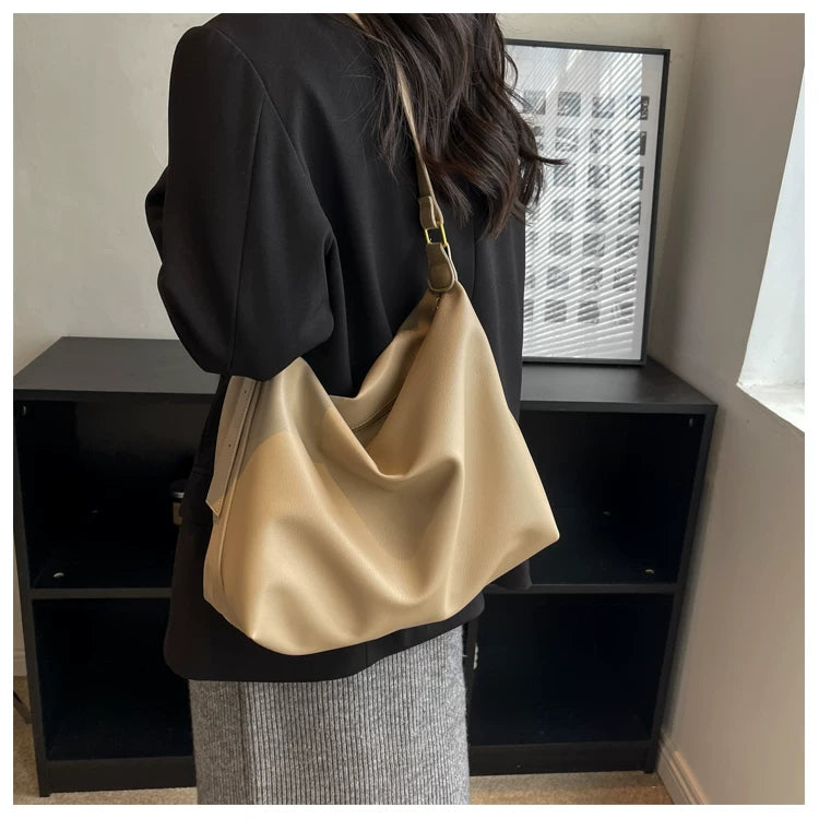 Black Bag Women's Autumn and Winter Fashion New Fashionable Large Capacity Shoulder Crossbody Bag Casual All-match Commuter Tote Bag