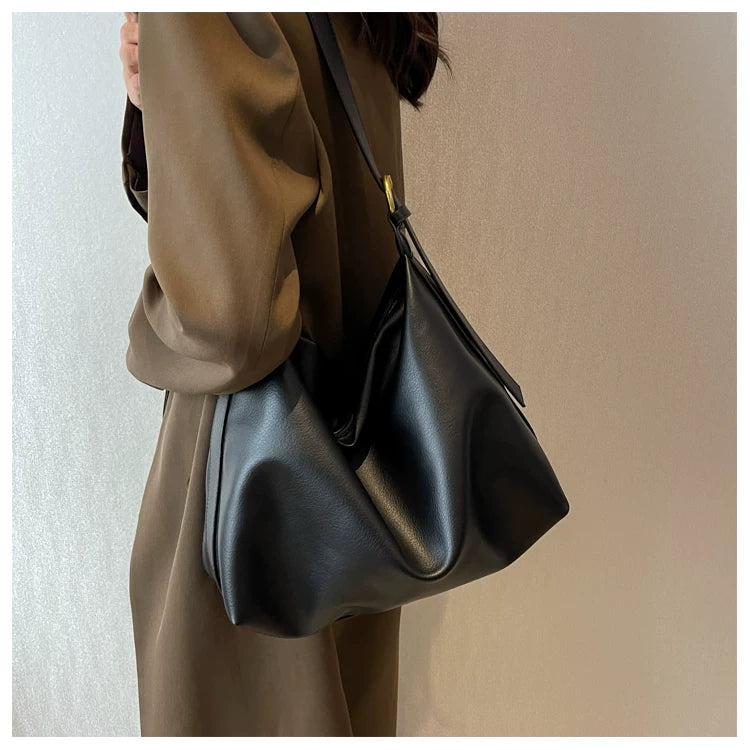 Black Bag Women's Autumn and Winter Fashion New Fashionable Large Capacity Shoulder Crossbody Bag Casual All-match Commuter Tote Bag